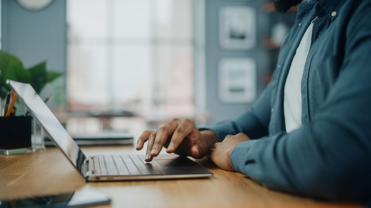 Hands_laptop